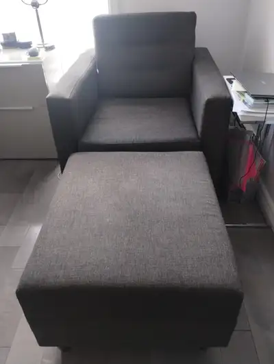 GRATUIT GRATUIT GRATUIT 2 FAUTEUILS EN TISSU COULEUR GRIS FONCÉ AUCUNE DÉCHIRURE AVEC DES APPUIS JAM...