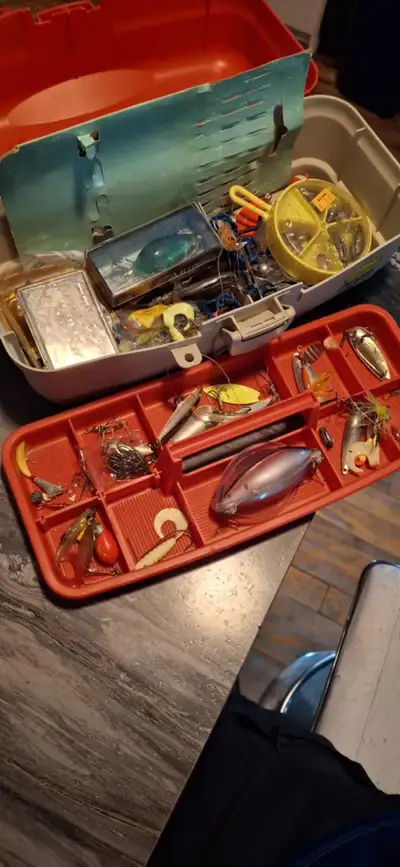 1 Coffre a peche ramplie pour pecheur, View more