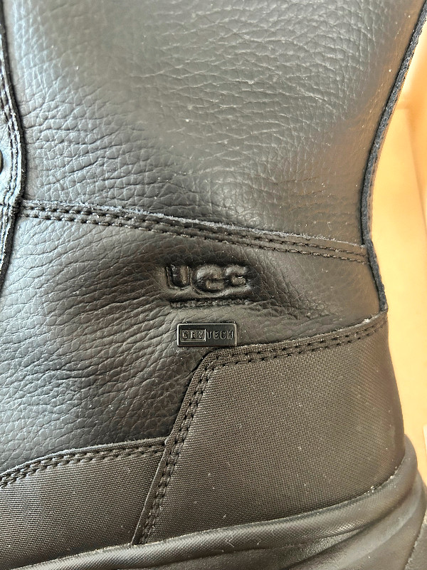 Bottes Ugg pour femme dans Femmes - Chaussures  à Ville de Montréal - Image 3