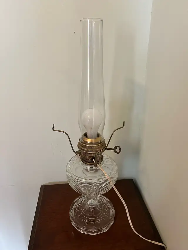 ALADDIN - VINTAGE ELECTRIC CLEAR WASHINGTON DRAPE LAMP & FLORAL in Indoor Lighting & Fans in Belleville - Image 10