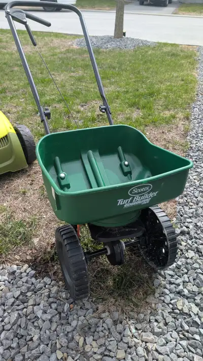 Scotts Turf Builder Plastic Broadcast Spreader - Mint Condition, View more