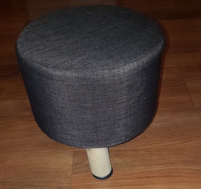 Pouf de tissu gris et pieds de bois . dans Autre  à Laval/Rive Nord - Image 2