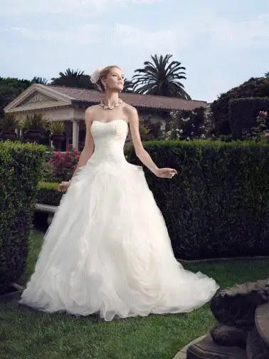 Casablanca Wedding dress size 10 in Wedding in Kitchener / Waterloo - Image 3