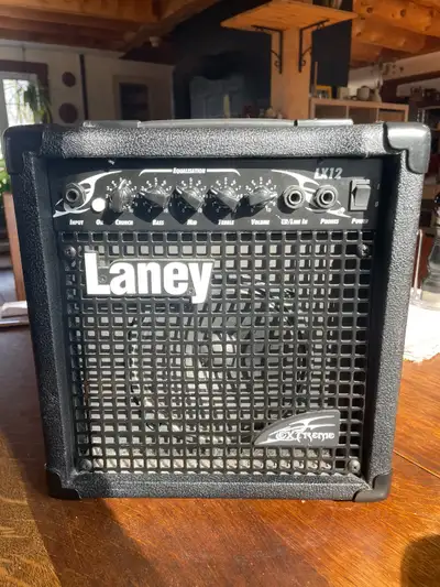 Amplificateur de guitare Laney LX12 https://www.laneymusic.ro/laney-lx12.php Power RMS 10 Watts Inpu...