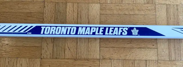 Toronto Maple Leaf CCM stick for youth in Hockey in City of Toronto - Image 2