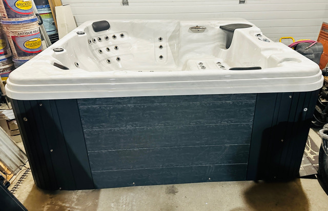 HOT TUB  / STRONG SPA in Hot Tubs & Pools in Calgary - Image 2