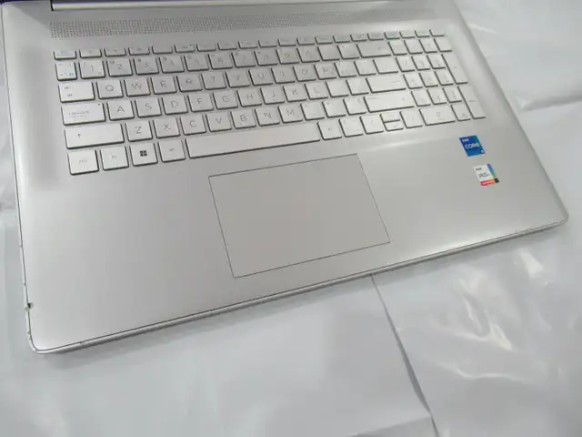 hp 17" laptop Intel Core i5 1135g7 512gb ssd 16gb ram Windows 11 in Laptops in Mississauga / Peel Region - Image 11