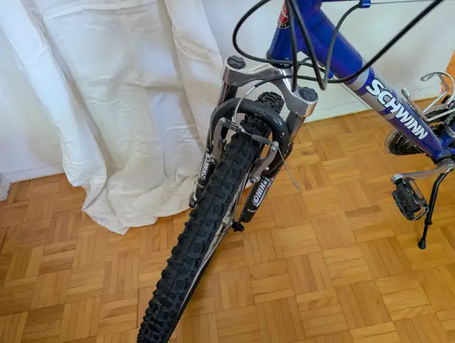 vélo de montagne SCHWINN in Mountain in City of Montréal - Image 5