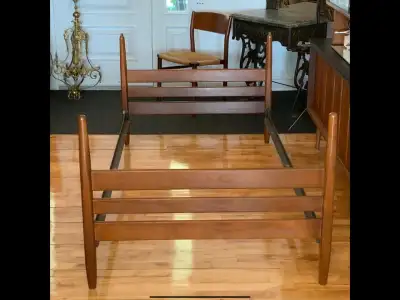 Lit vintage en noyer (grandeur simple), View more