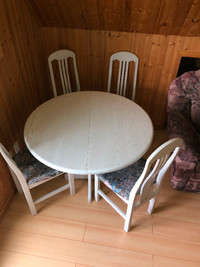 Table avec chaises table with chairs