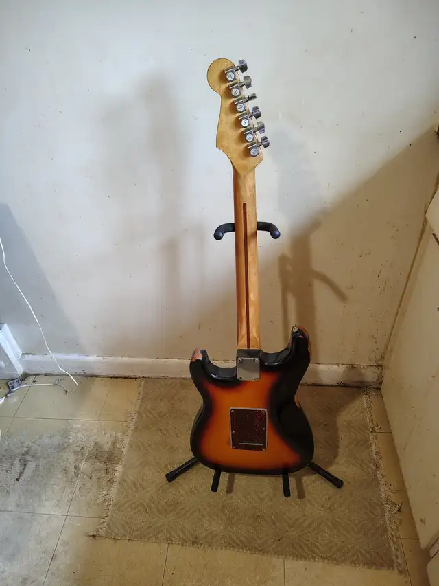 Fender Stratocaster Electric Guitar MIM Relic'd Road Worn in Guitars in Ottawa - Image 3