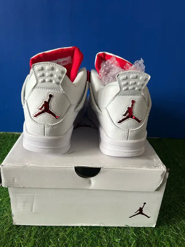 Jordan 4 Metallic Red - Size 9.5 in Men's Shoes in Mississauga / Peel Region - Image 4