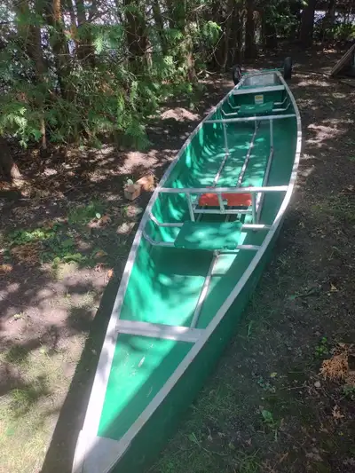 Colman square back canoe also known as a Scanoe, comes with a set of removable wheels to make it eas...