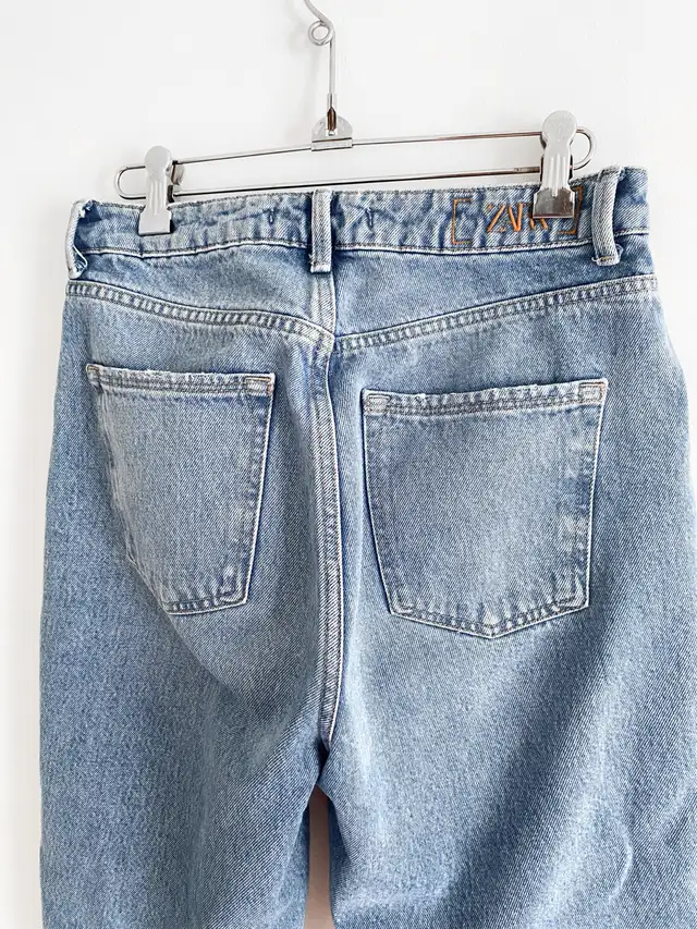 Zara Jeans in Women's - Bottoms in Kitchener / Waterloo - Image 4