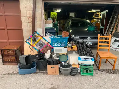 Dishware! Microwave! Chairs! Sound equipment! Garden supplies! In the alley between Perth and Syming...
