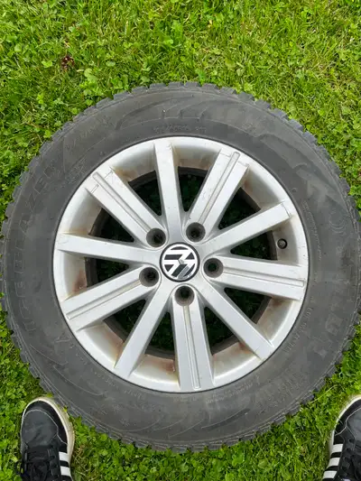 De marque Blazer Avec des clous Utilisé 5 mois Avec des mags original VW Jetta