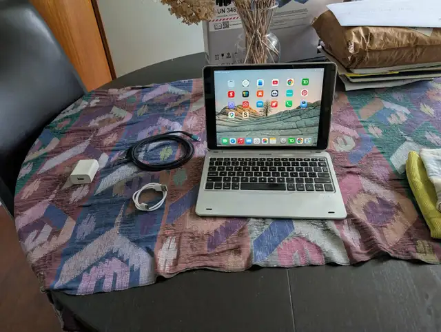 IPAD 9th Gen, hardcase Arteck Keyboard, Apple cube, cables