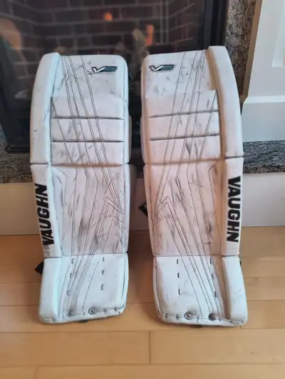 Vaughn Intermediate 31+2 V9 Goalie Pads, View more