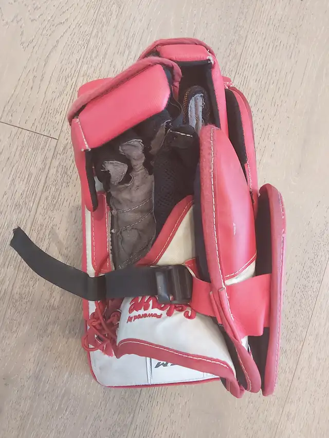 CCM Extreme Flex 4 Goalie Pads 31+1, Blocker and Glove in Hockey in Calgary - Image 7