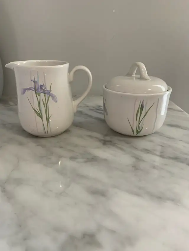 Corelle Coordinates Shadow Iris Sugar and Creamer set in Kitchen & Dining Wares in Markham / York Region - Image 4