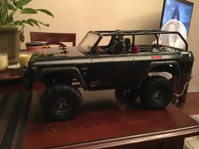 Selling my used RC 1/10 scale crawler, it is ona mint Trx4 chassis brushless with diff locks and 2sp...