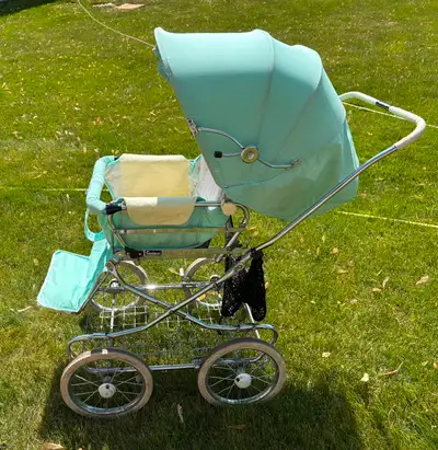 A rare gem for vintage lovers and collectors! Selling my 1986 Emmaljunga stroller, made in Sweden —...