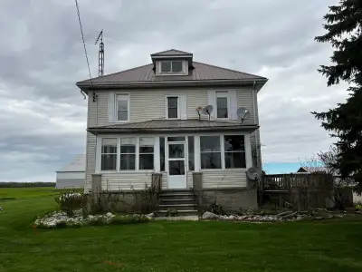 Move in ready cozy farmhouse, with a large kitchen, and family room, Close to Wyoming and Sarnia. 4...