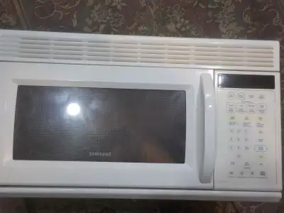 Comme neuf à petits prix...De marque SAMSUNG... À POSER AU DESSUS DE LA CUISINIÈRE... Avec plateau t...