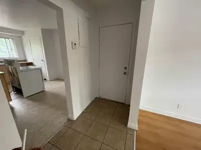 4 1/2, 3e étage, 2 chambres fermées + salon + cuisine Balcon privée en façade + balcon arrière, enso...