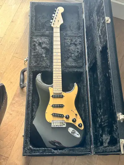 Selling a Fender American Deluxe Stratocaster in good condition. This model features an alder body,...
