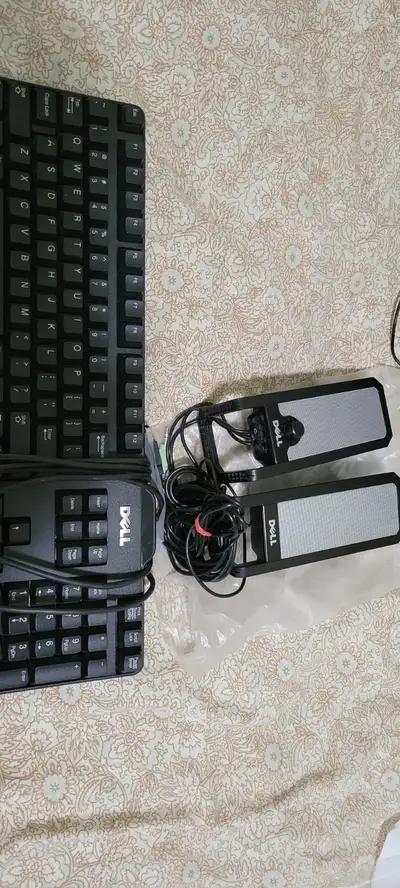 MULTIPLE SYSTEM COMPONENTS All PHONE CHARGERS, EACH $3-$5 DELL keyboard(15), DELLspeakers($10), Moni...