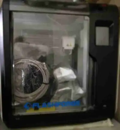 Je vends une imprimante 3D FlashForge en parfait état de fonctionnement. Cette imprimante est idéale...