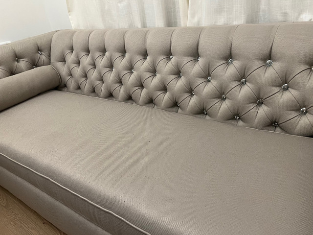 Tufted Couch with rhinestones dans Sofas et futons  à Région d’Oshawa/Durham - Image 2