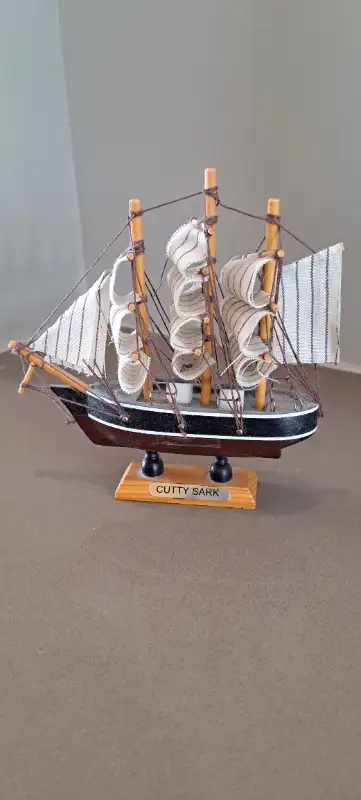 Vintage retro model ship (cutty sark) fait à la main en bois et toile Longeur 6" Impeccable