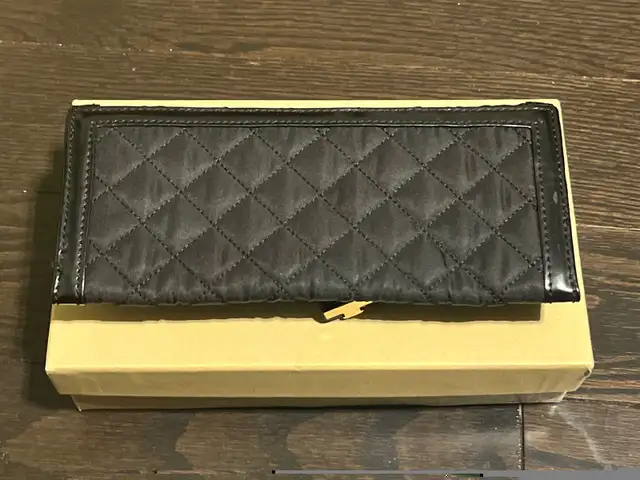 Burberry quilted wallet in Women's - Bags & Wallets in Mississauga / Peel Region - Image 4
