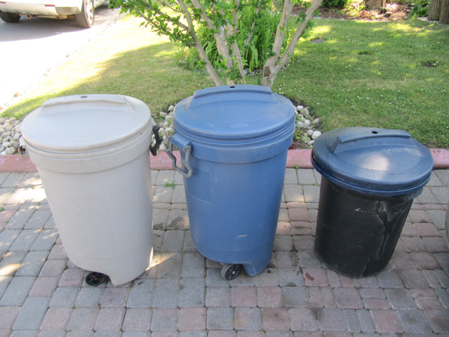 Rubbermaid Garbage Containers Three Piece Lot Ideal 4 Yard Waste in Outdoor Tools & Storage in Mississauga / Peel Region