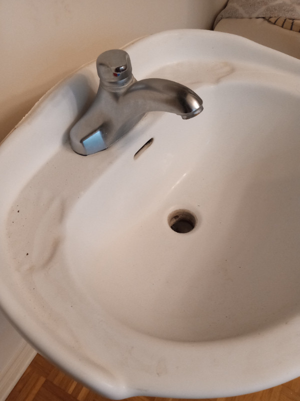 Lavabo sur pied céramique blanc bon état dans Plomberie, éviers, toilettes et bains  à Ville de Montréal - Image 3