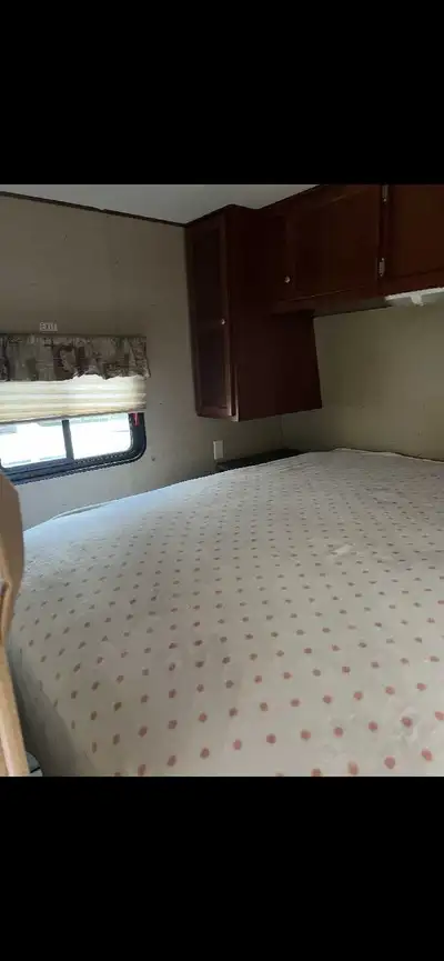 28' camping trailer. Everything works perfectly. Stove, a/c, fridge, heat, awning, electric push out...