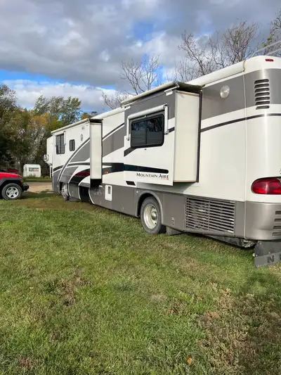 40 ft Mountain Aire Spacious clean unit, very well maintained. Always stored inside when not in use....