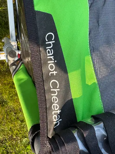 Prix négociable Chariot Thule permet de transporter 1 enfant . Vient avec 2 connecteurs donc facile...