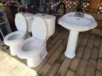1 lavabo sur pied, 2 toilettes et 1 vanité-lavabo-robinetterie