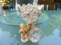 Vase à fleurs en porcelaine blanche et doré, avec un ange