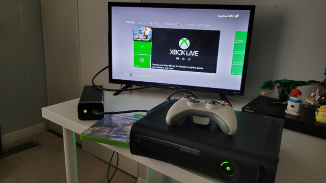 Xbox 360 Video Game System with Original Box in XBOX 360 in Hamilton - Image 4