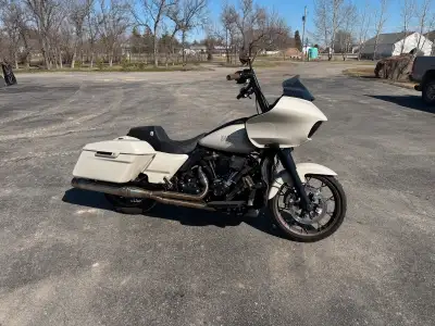 2023 road glide st with colour matched quick attach tour pack -Harly tallboy seat -saddlemen seat -C...