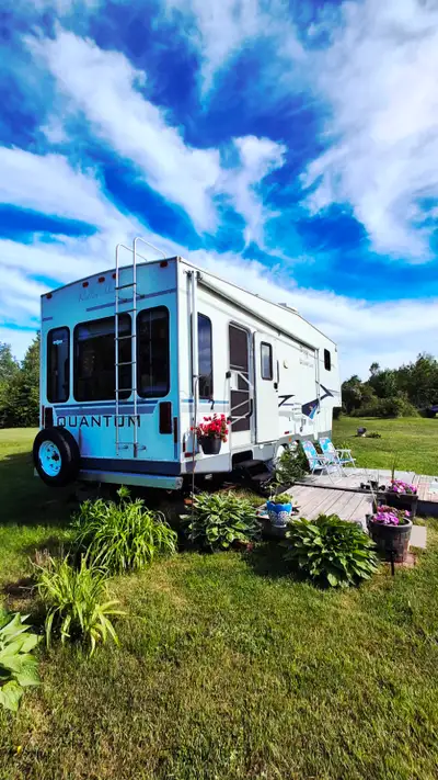 2004 Terry Feetwood RV - 5th Wheel for sale. Camper is in good condition - great layout with many wi...