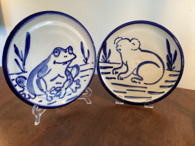 PRICE DROP! 2 Emily Stackman Australia Pottery Plates Koala Frog dans Décoration intérieure et accessoires  à Ville de Montréal
