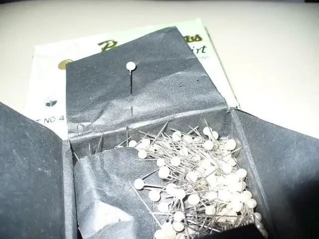 SHIRT PEARL PINS in Arts & Collectibles in City of Montréal - Image 3