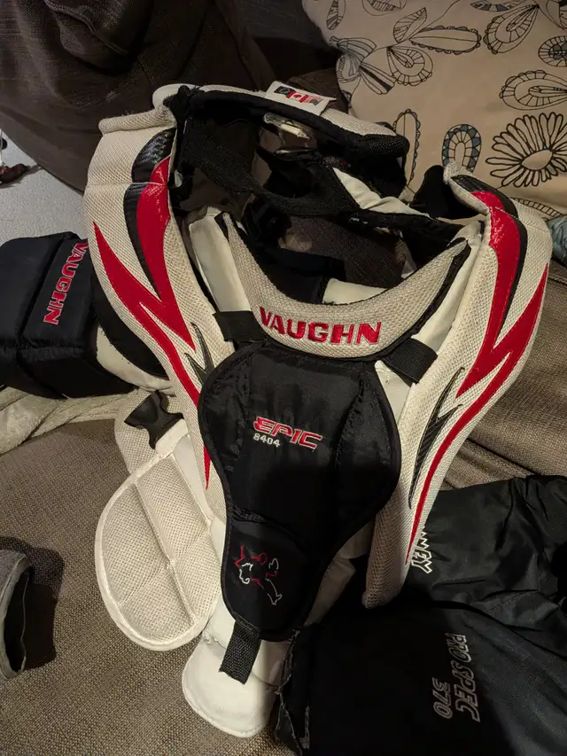 Bauer and Vaughn Goalie Equipment Set in Hockey in City of Toronto - Image 4