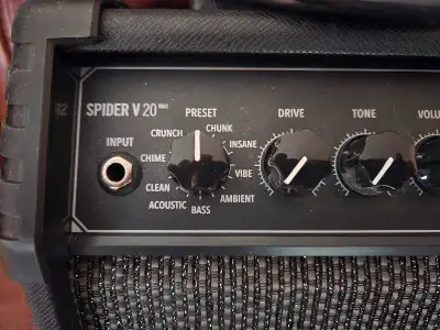 Petit Amplificateur idéal pour débutant , de Line 6, avec plusieurs effets intégré ( voir photo ) pa...