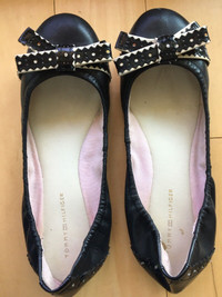 LADIES SHOES  - SIZE 5.5 OR 6 -
